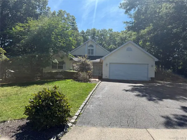 4 Thunderbird CT, Shoreham, NY 11786