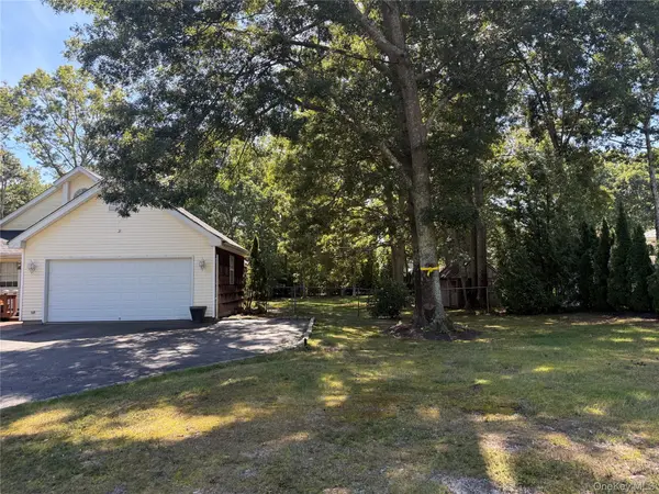 4 Thunderbird CT, Shoreham, NY 11786