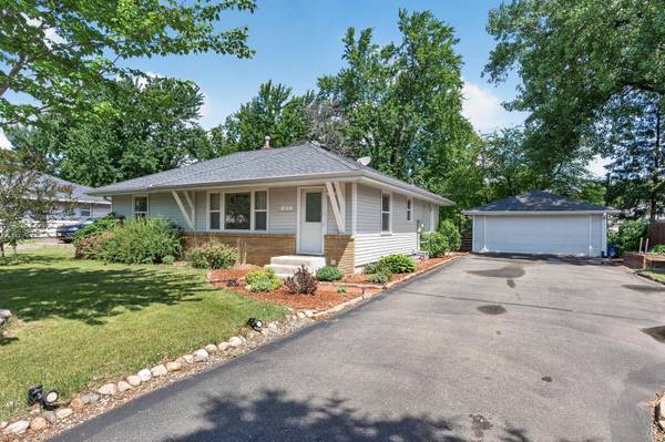 211 92nd AVE NE, Blaine, MN 55434