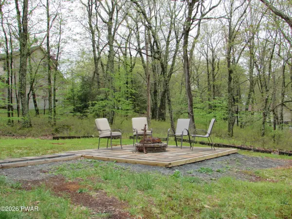 114 Gaskin DR, Hawley, PA 18428