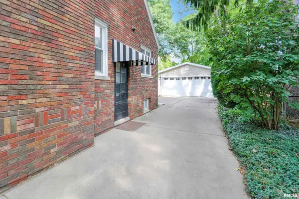 207 E EMBERT PL, Peoria, IL 61603