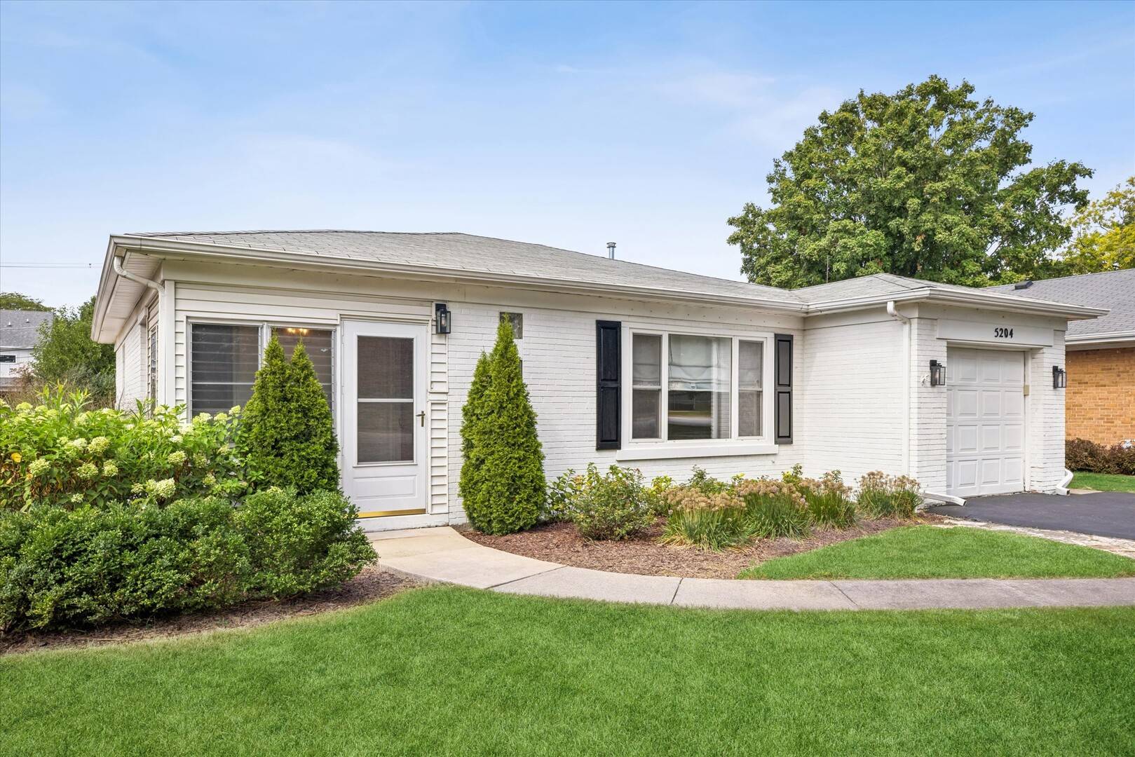 5204 Wolf RD, Western Springs, IL 60558