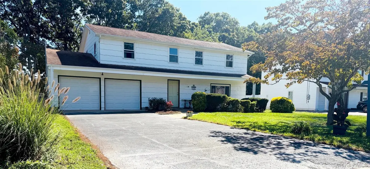 38 Appel DR, Shirley, NY 11967