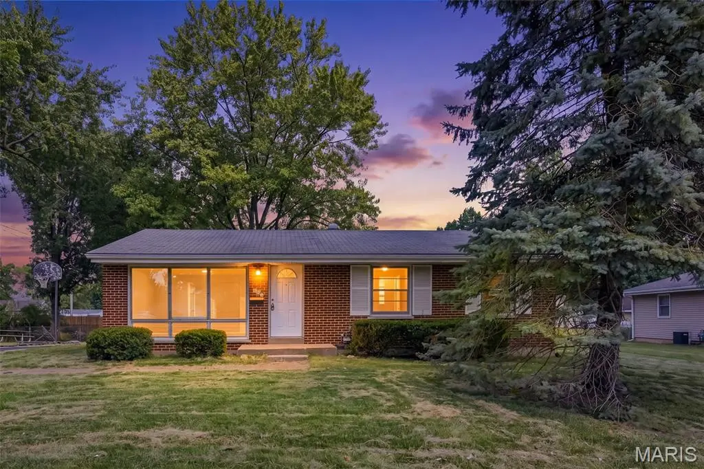125 W Saint Anthony LN, Florissant, MO 63031