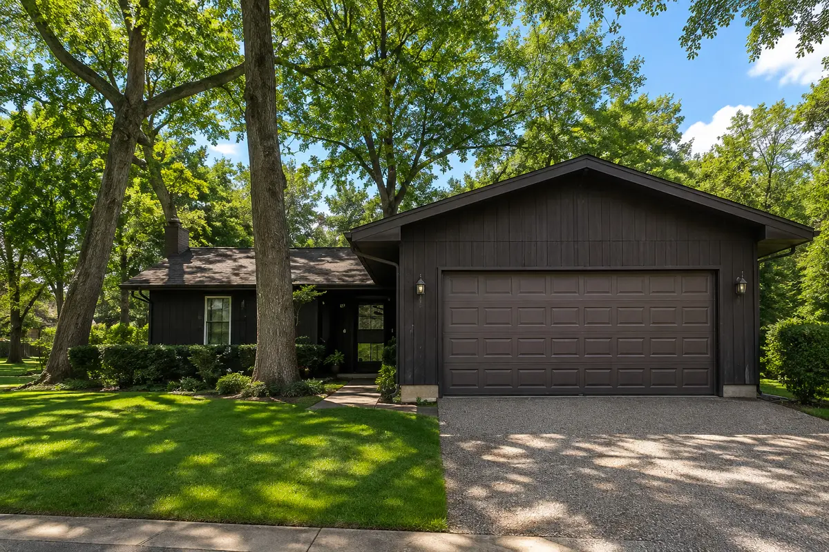 220 Lakewood DR, Oakwood Hills, IL 60013