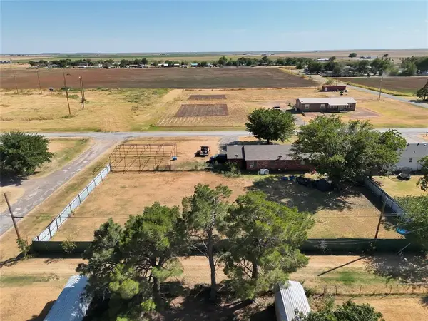 906 W 13th Street, Quanah, TX 79252