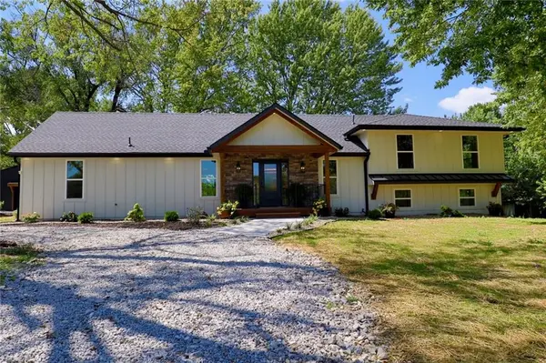 3222 Pryor RD, Lee's Summit, MO 64082