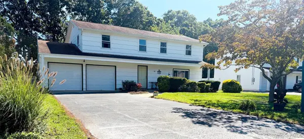 38 Appel DR, Shirley, NY 11967
