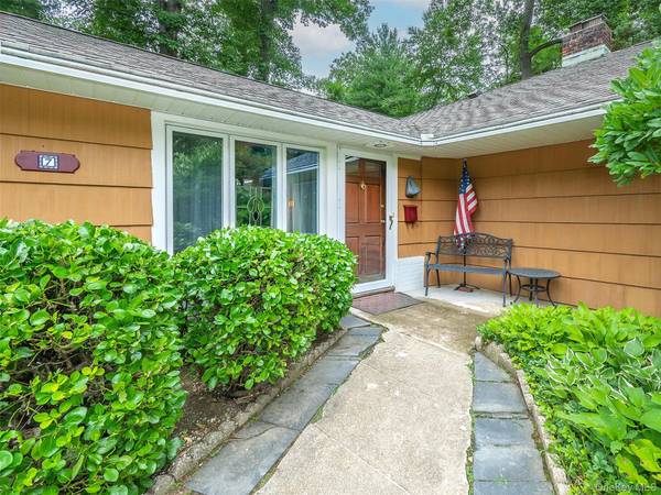 7 Appletree LN, Glen Cove, NY 11542
