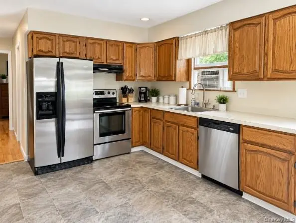 32 Robinson AVE, Medford, NY 11763