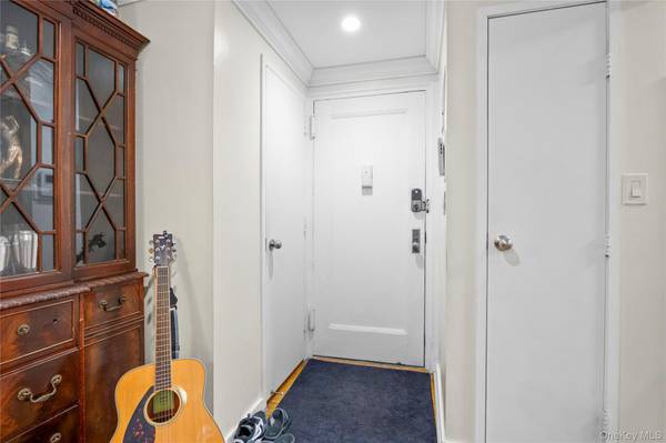 2 E Mill DR #2A, Great Neck, NY 11021