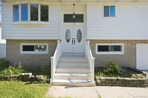 14 Garfield PL, Lindenhurst, NY 11757