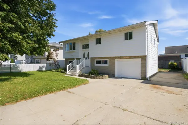 14 Garfield PL, Lindenhurst, NY 11757
