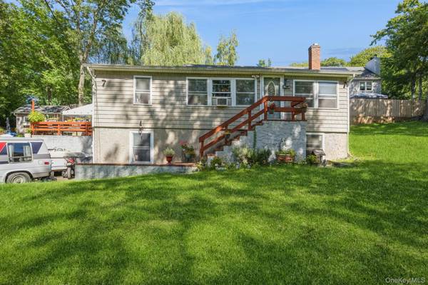 25 Tamarack RD, Rocky Point, NY 11778