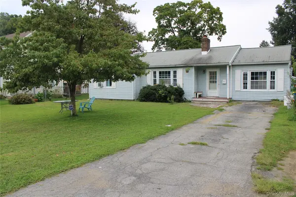 15 Caywood PL, Hyde Park, NY 12538