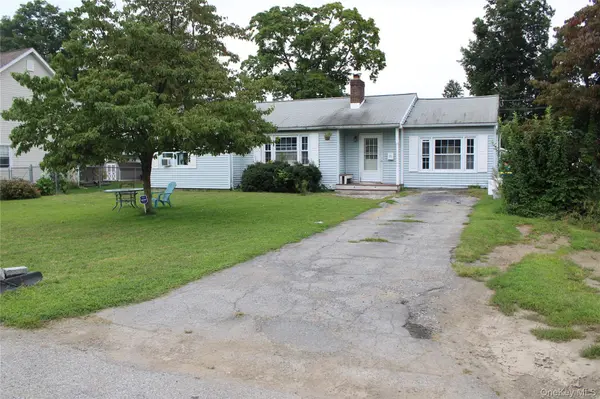 15 Caywood PL, Hyde Park, NY 12538