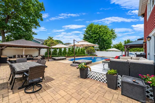 16 Bragg DR, Lake Grove, NY 11755