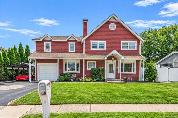 16 Bragg DR, Lake Grove, NY 11755