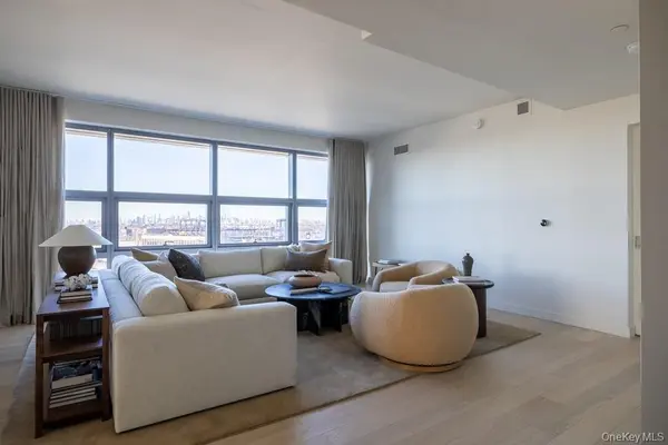131-01 40th RD #19M, Flushing, NY 11354