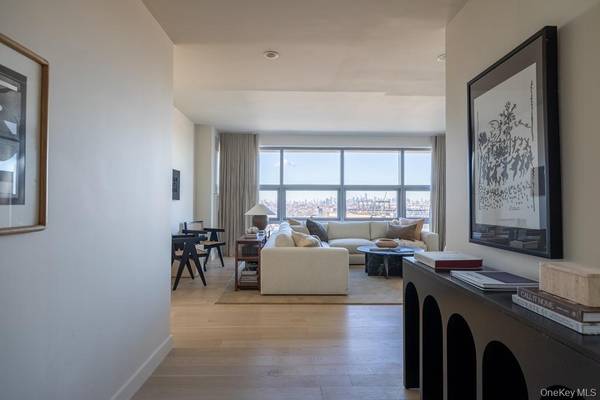 131-01 40th RD #19M, Flushing, NY 11354
