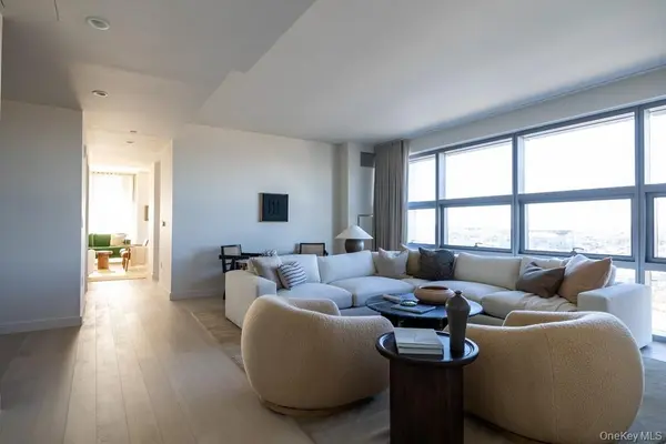 131-01 40th RD #19M, Flushing, NY 11354