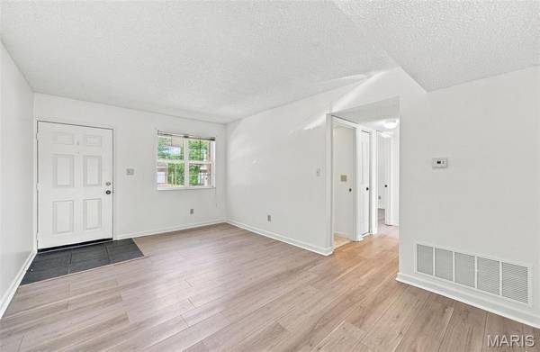 9081 W Swan CIR, St Louis, MO 63144