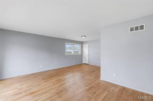 125 W Saint Anthony LN, Florissant, MO 63031