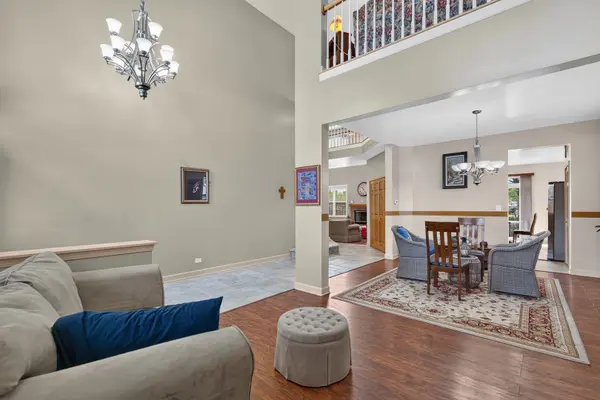 401 Lilac LN, Elk Grove Village, IL 60007