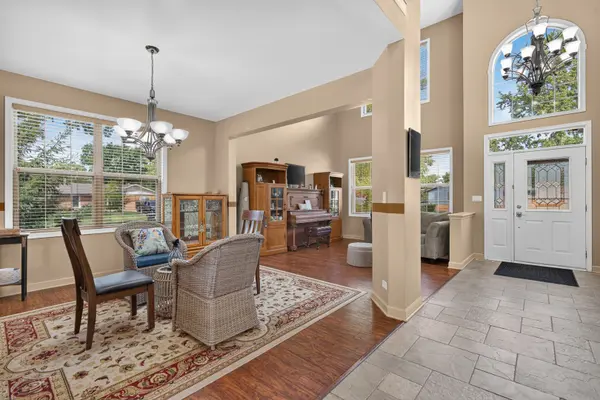 401 Lilac LN, Elk Grove Village, IL 60007