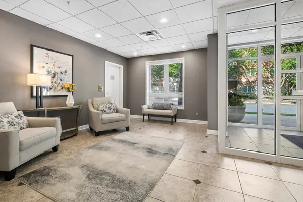 1277 E Thacker ST #501, Des Plaines, IL 60016