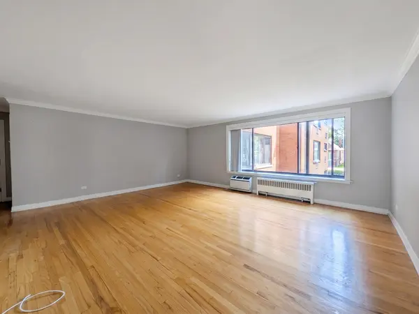 2704 W Lunt AVE #203, Chicago, IL 60645