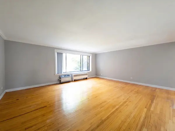 2704 W Lunt AVE #203, Chicago, IL 60645