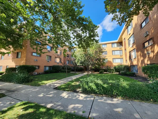 2704 W Lunt AVE #203, Chicago, IL 60645