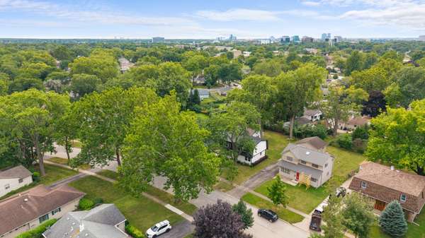 3703 Bluebird LN, Rolling Meadows, IL 60008