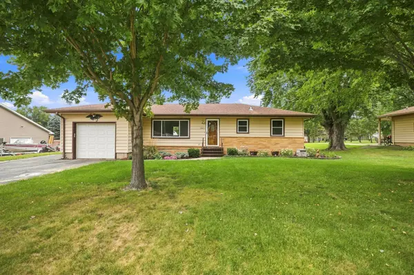 1463 Glynview TRL, Faribault, MN 55021