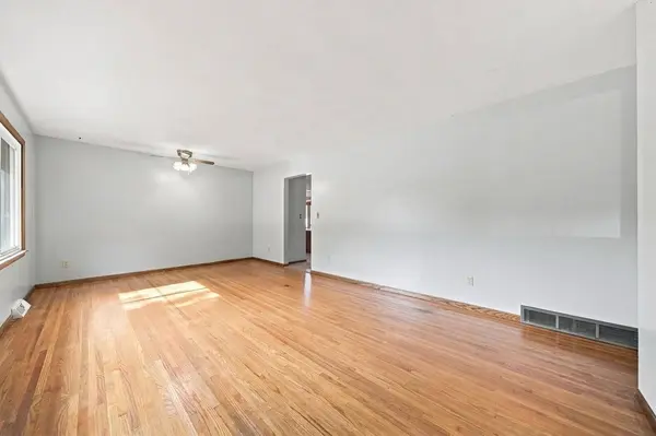 1463 Glynview TRL, Faribault, MN 55021