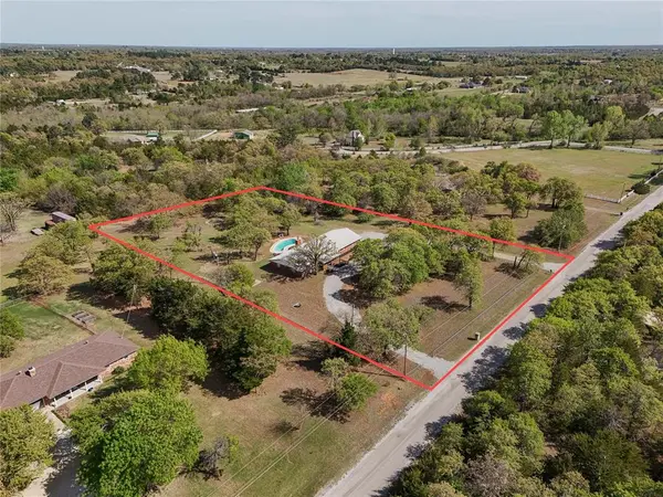 1172 Woodcrest DR, Harrah, OK 73045