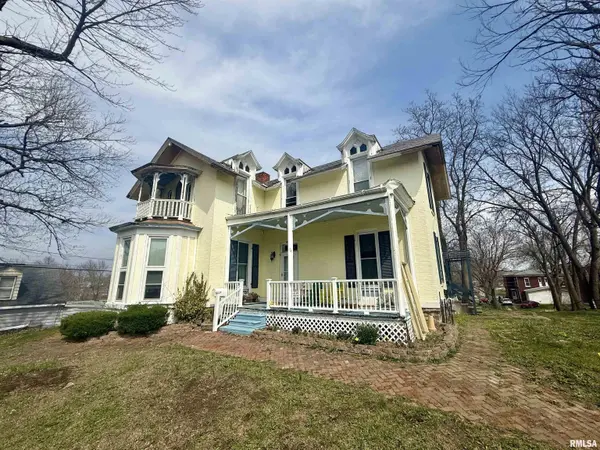 1016 N 4TH ST, Quincy, IL 62301-1810