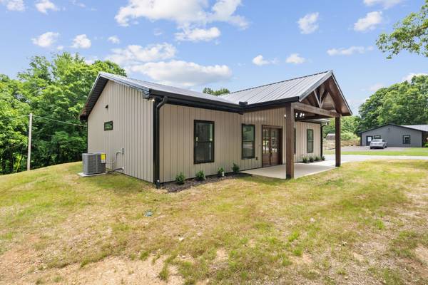 701 Oak Grove Rd, Goodspring, TN 38460