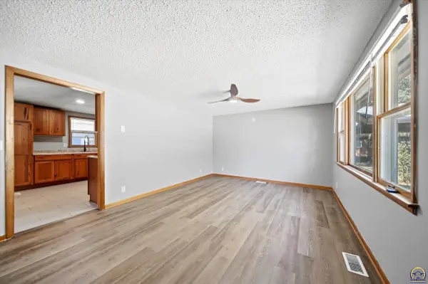 169 Wabaunsee Ave, Harveyville, KS 66431