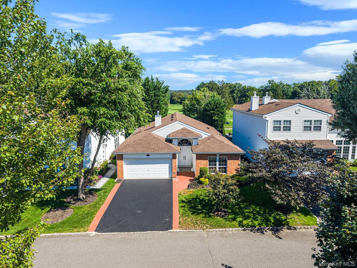 6 Hamlet DR, Commack, NY 11725