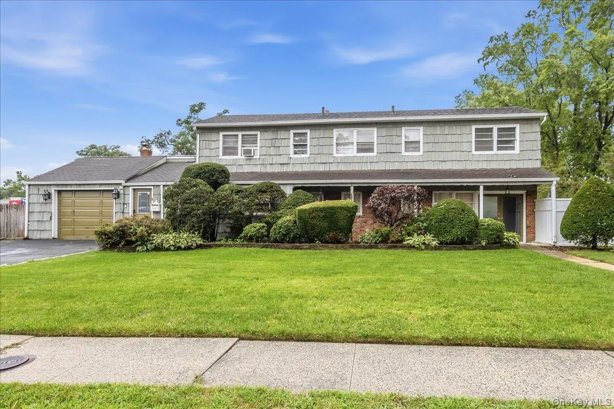 1 Greentree CIR, Westbury, NY 11590