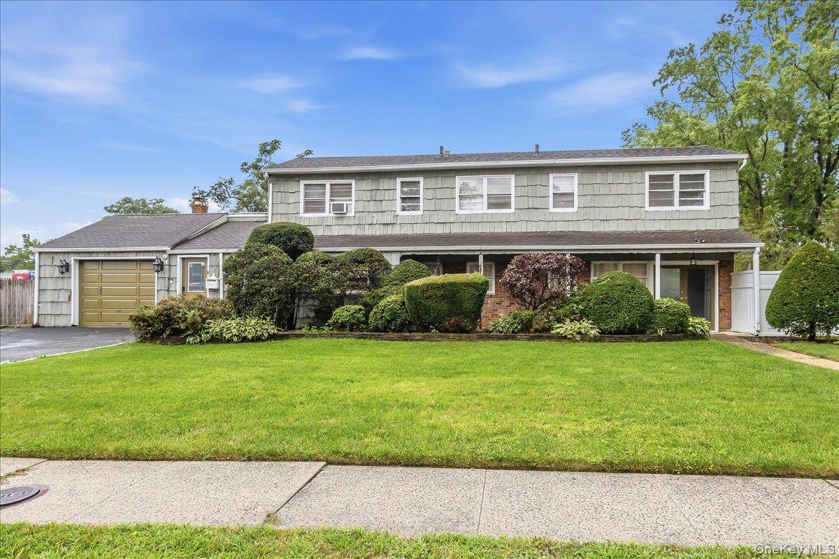 1 Greentree CIR, Westbury, NY 11590