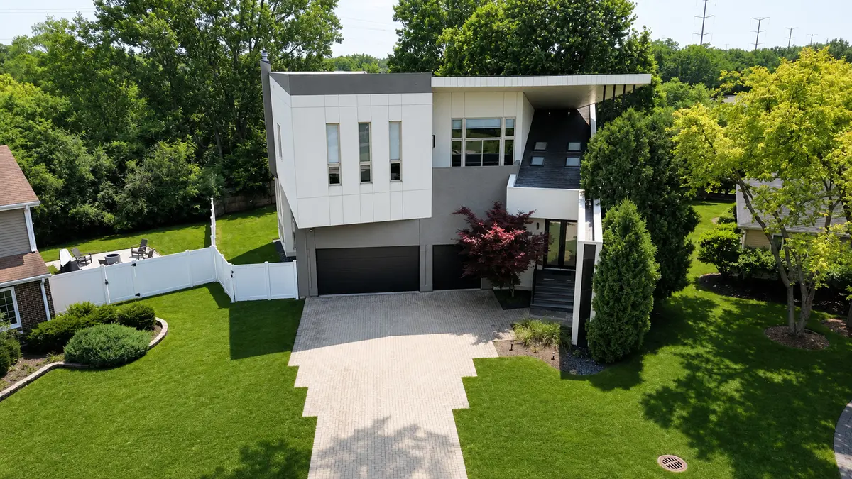 220 Astor PL, Northbrook, IL 60062