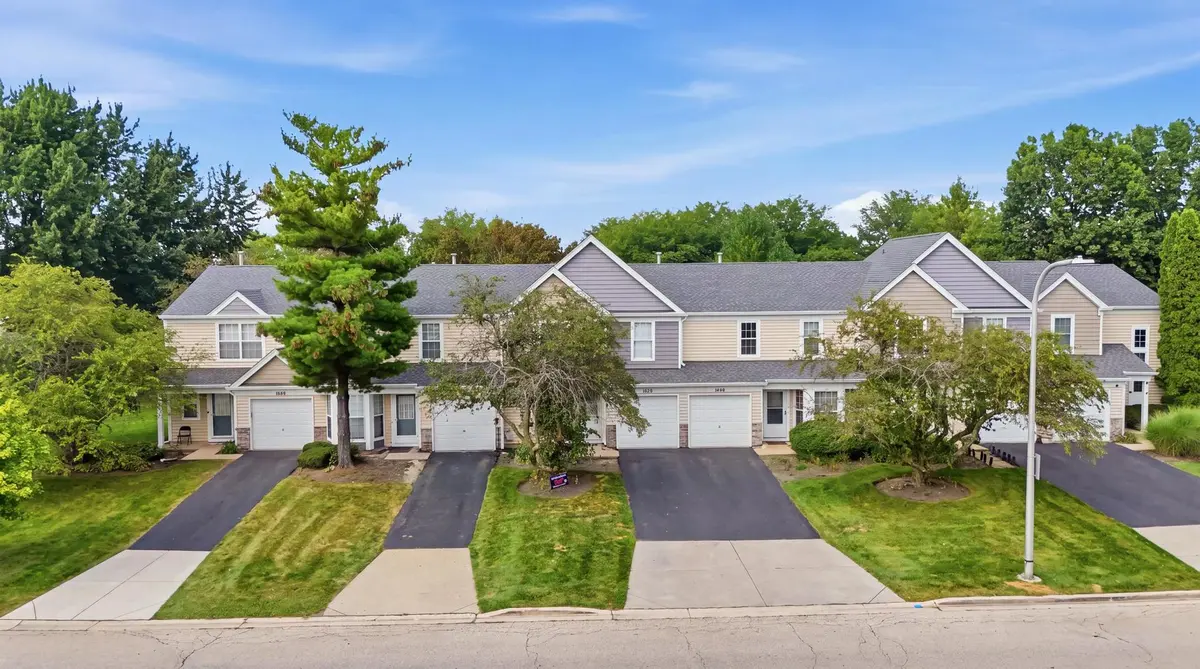 1660 College Green DR, Elgin, IL 60123