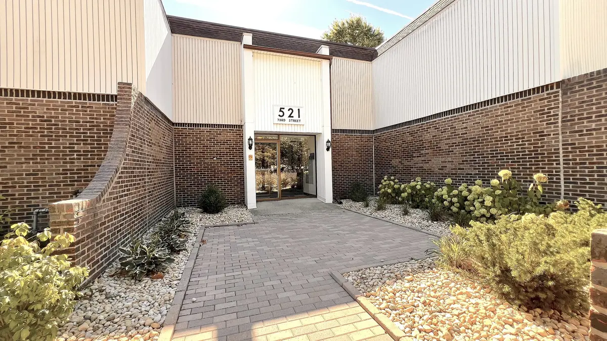 521 73rd ST #105, Downers Grove, IL 60516