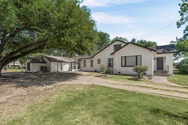 1707 N Travis Ave, Cameron, TX 76520