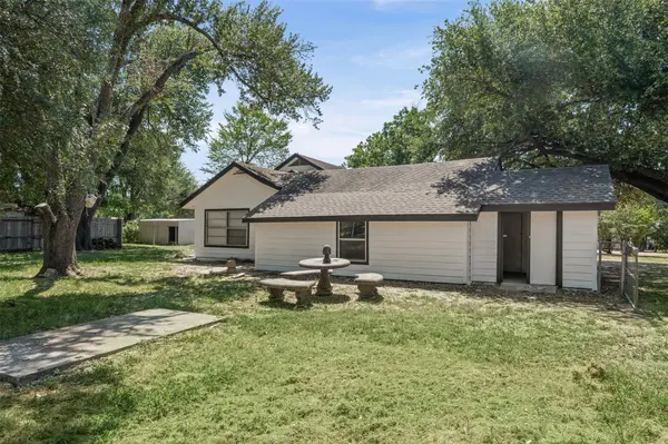 1707 N Travis Ave, Cameron, TX 76520