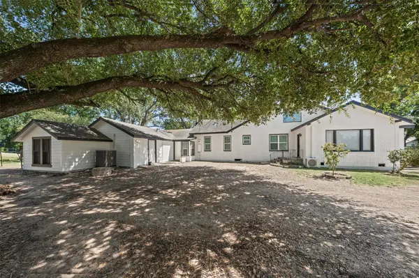 1707 N Travis Ave, Cameron, TX 76520