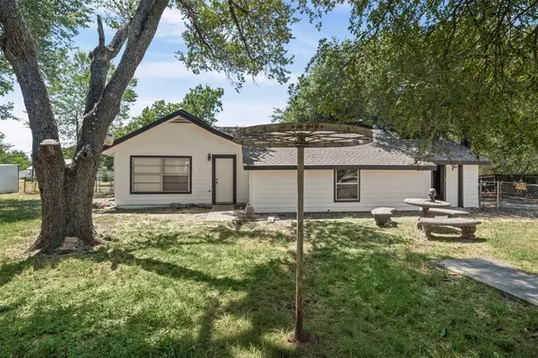 1707 N Travis Ave, Cameron, TX 76520